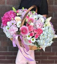 Композиция солнечный день в Кабехабле Цветочная композиция из Розы, Хризантемы, Пионы и Лизиантусы в корзине в Кабехабле