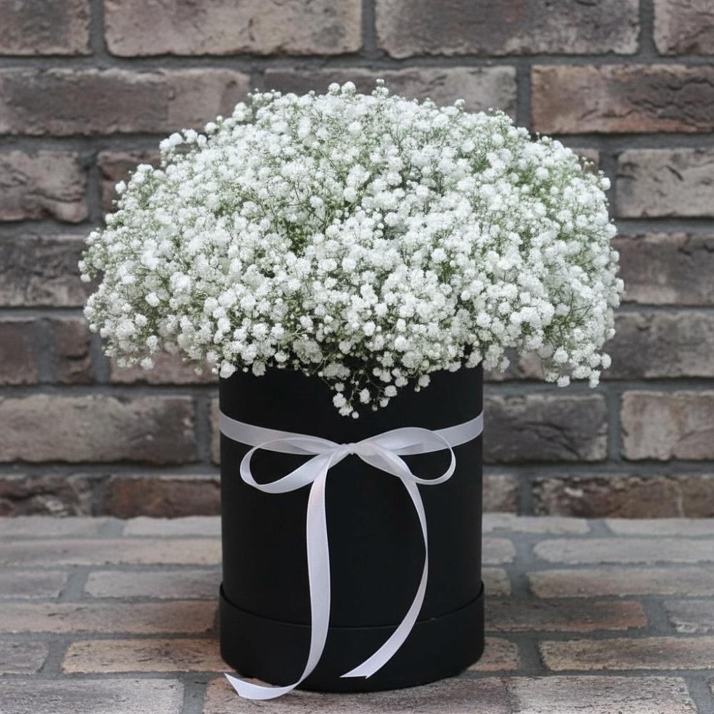 Цветочная композиция из Гипсофила в шляпной коробке в Кабехабле