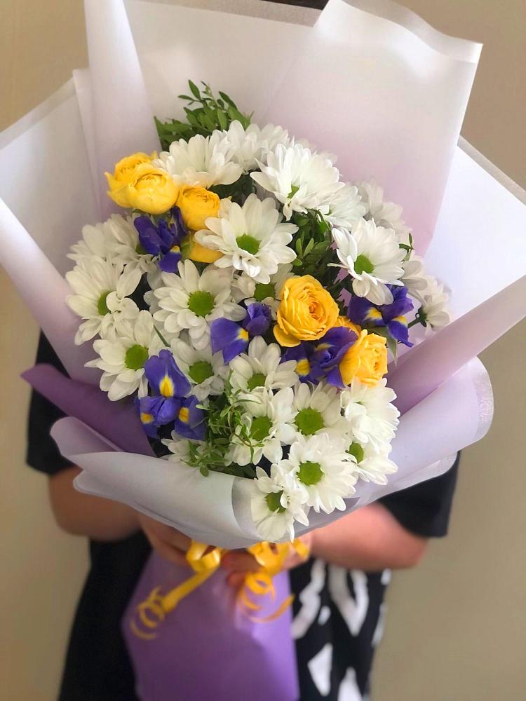 Букет цветов из: Ирисы, Хризантемы и Розы в Кабехабле