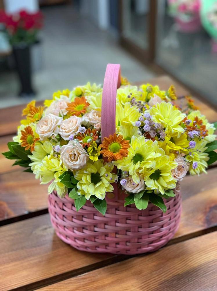 Цветочная композиция из Хризантемы и Розы в корзине в Кабехабле