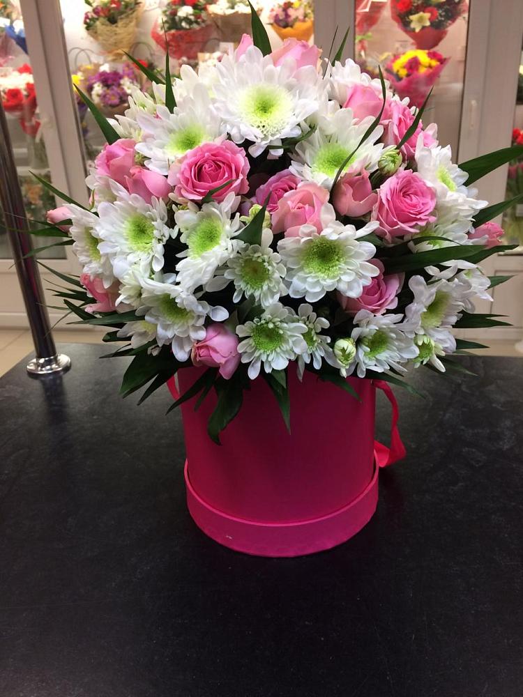 Цветочная композиция из Розы и Хризантемы в шляпной коробке в Кабехабле