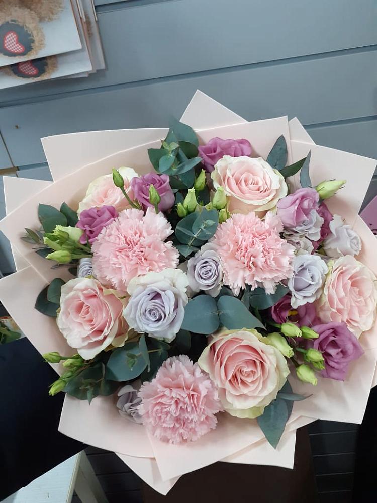 Букет цветов из: Розы, Гвоздики и Лизиантусы в Кабехабле